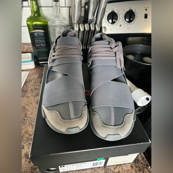 Athletic_Shoes